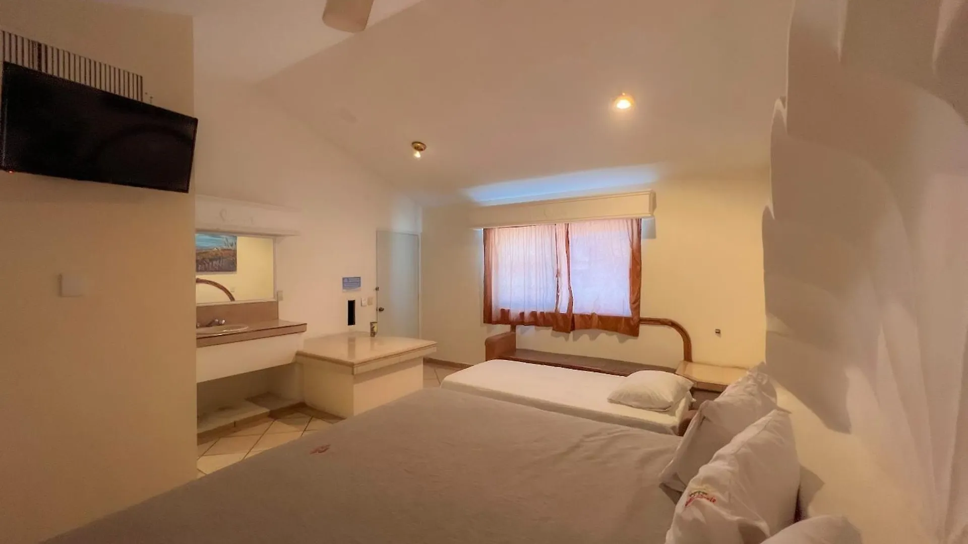 カプセルホテル Hotel Oasis マサトラン